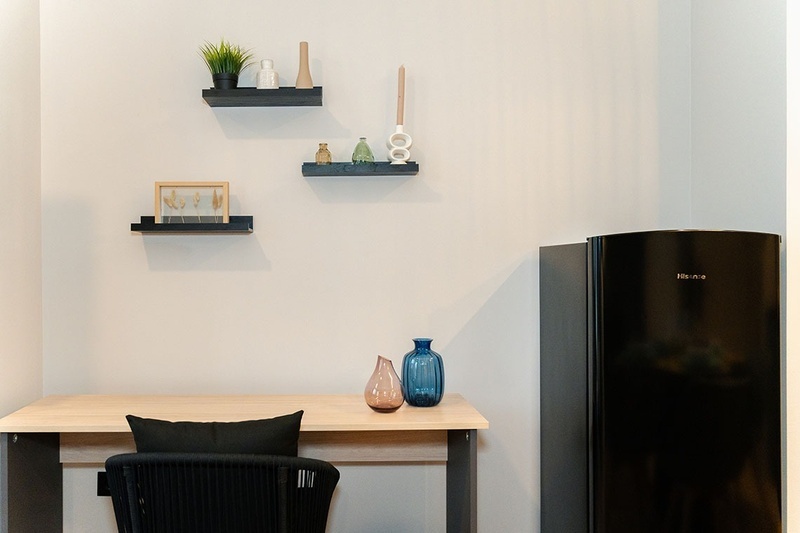 una habitación de hotel con dos camas y un sofá