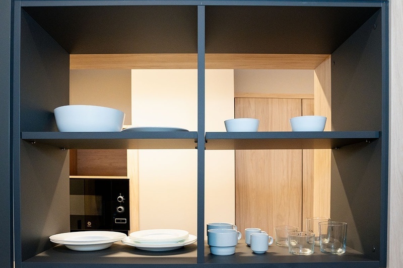 una cama con dos almohadas blancas y una cabecera de madera