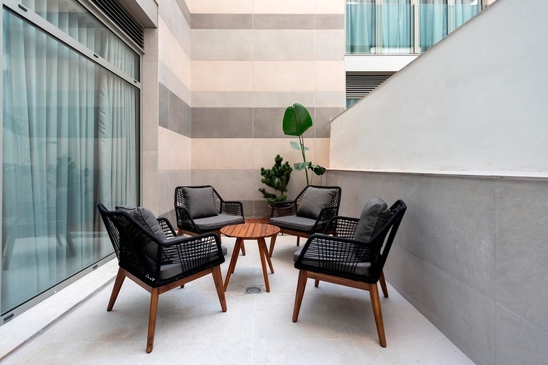 una cama con sábanas blancas y almohadas blancas