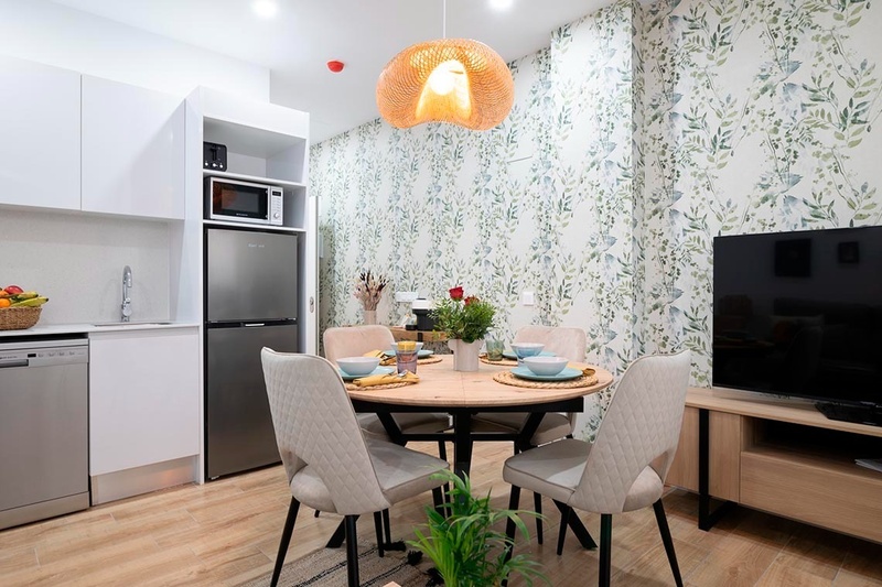 una cama con sábanas blancas y almohadas blancas