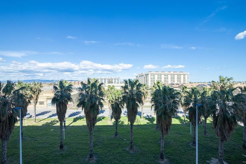 una cama con dos almohadas blancas y una cabecera de madera