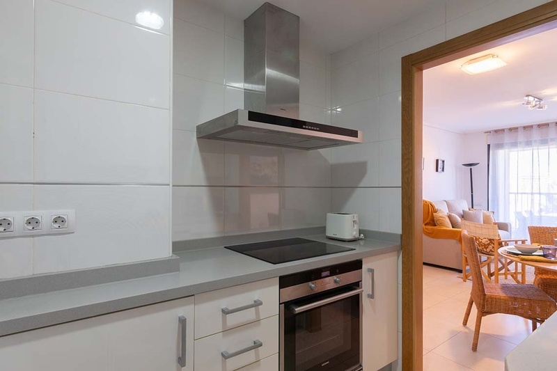 una cama con dos almohadas blancas y una cabecera de madera