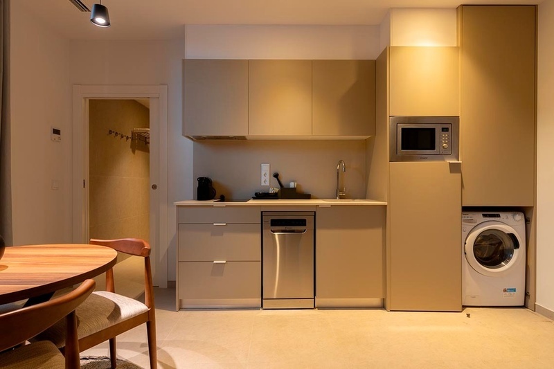 una cama con sábanas blancas y almohadas blancas