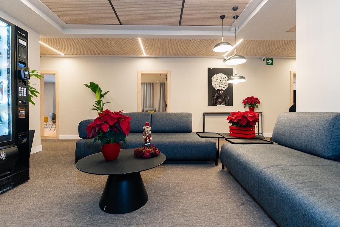 una sala de estar con un sofá y una mesa