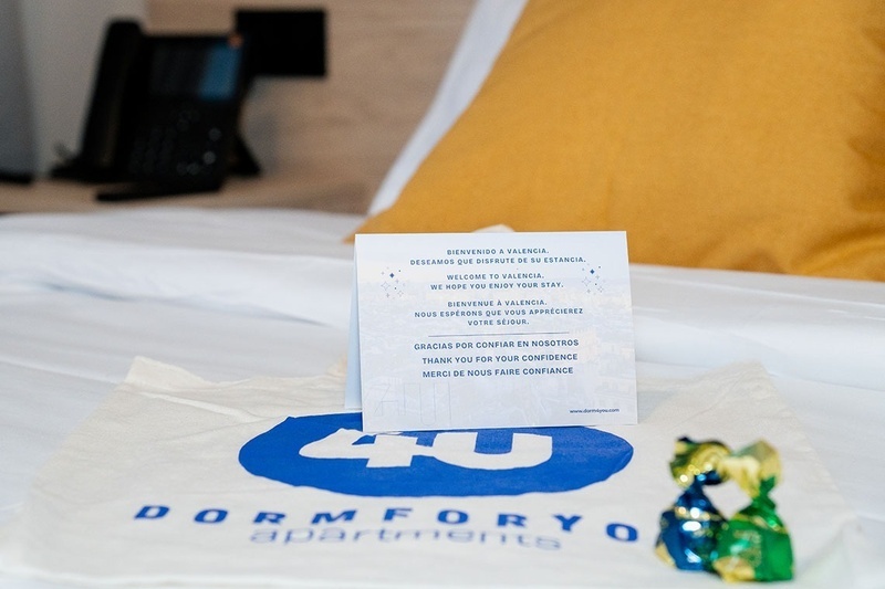 una cama con dos almohadas blancas y una cabecera de madera