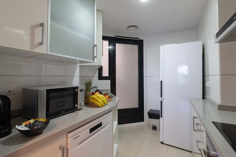 una cama con dos almohadas blancas y una cabecera de madera