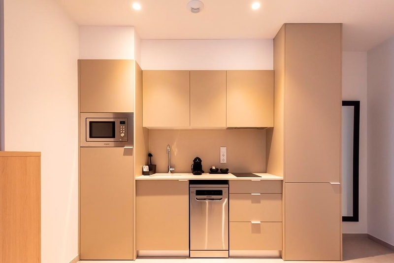 una cama con sábanas blancas y almohadas blancas