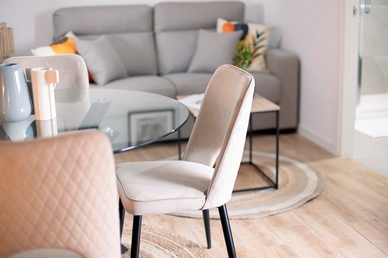 una habitación de hotel con dos camas y un sofá