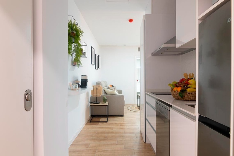 una habitación de hotel con dos camas y un sofá