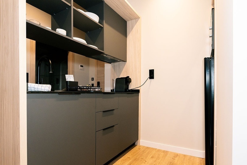 una cama con dos almohadas blancas y una cabecera de madera