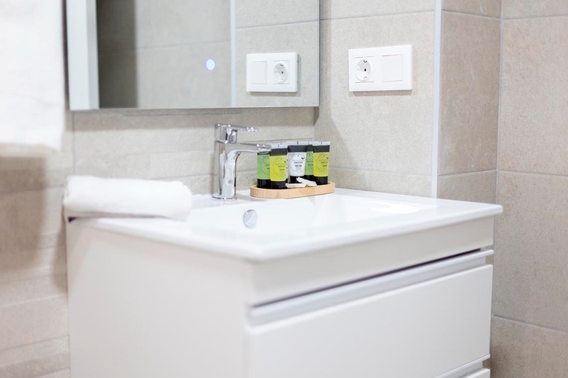 una habitación de hotel con dos camas y un sofá