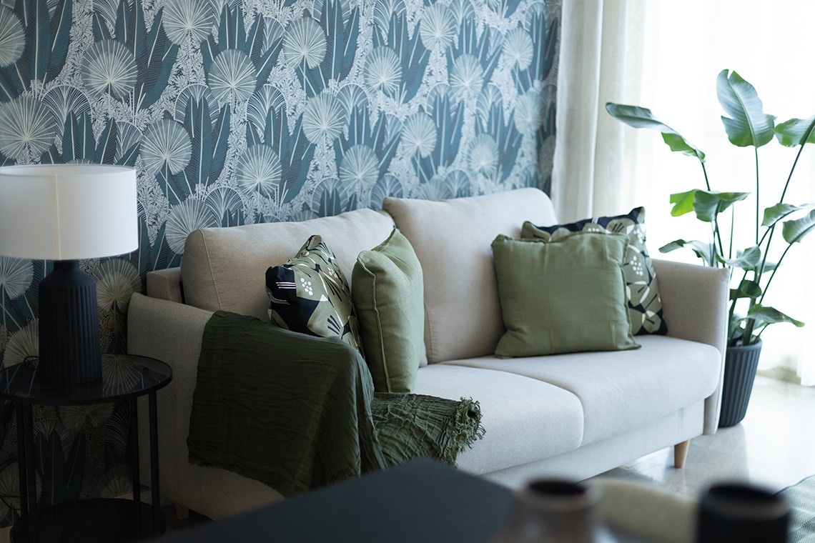 un cartel en la pared de un edificio que dice primus suites