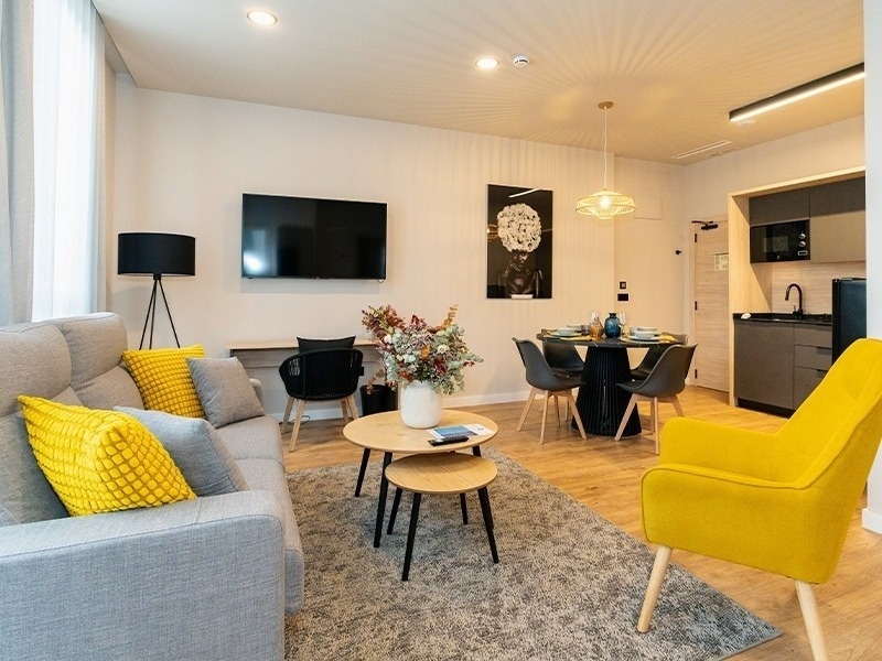 un edificio con un cartel que dice primus suites