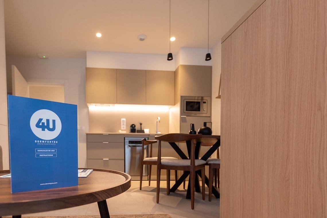 una habitación con una mesa y sillas y un cartel que dice 4u