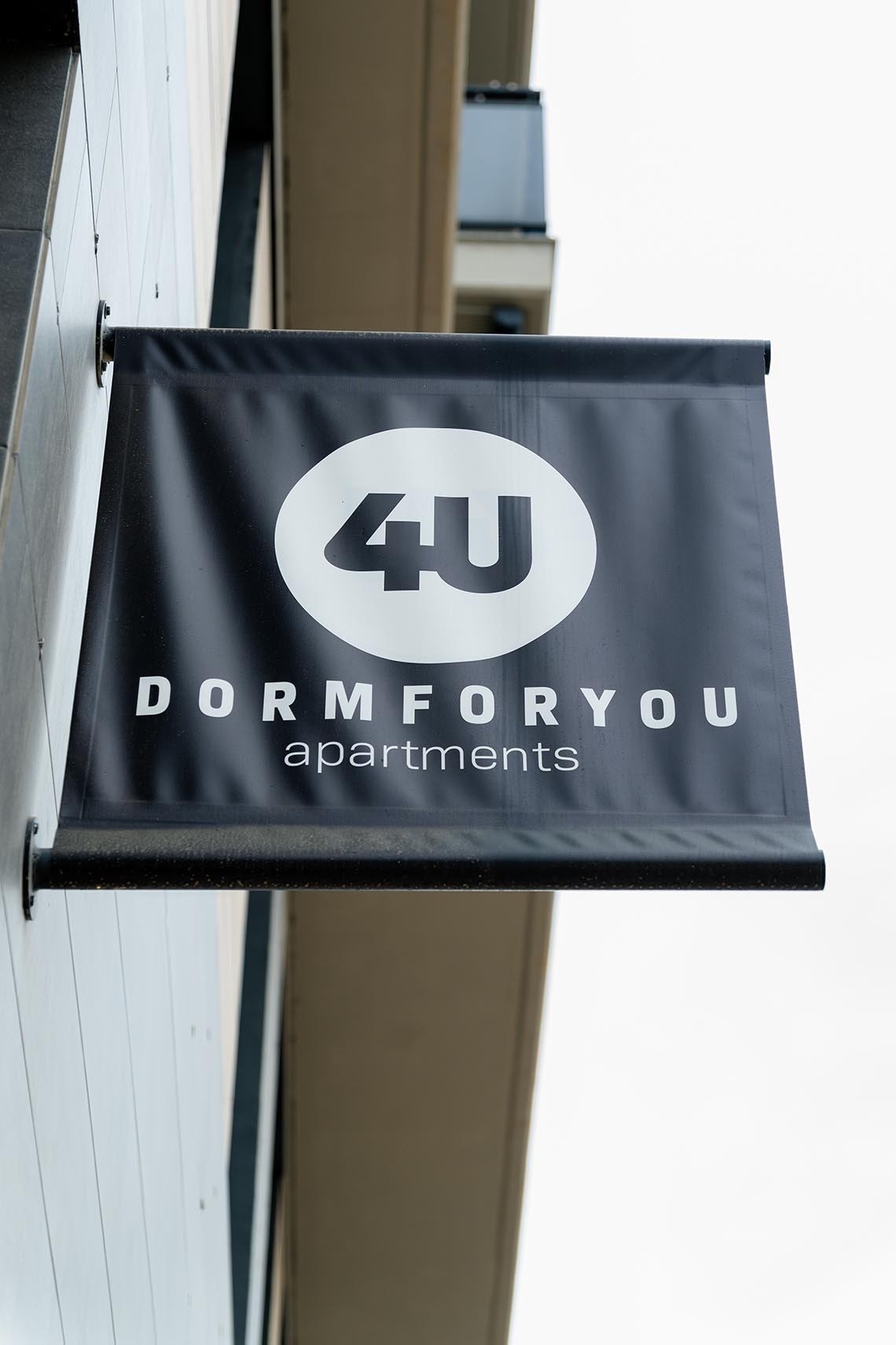 una bandera negra con el logotipo de dormforyou apartamentos