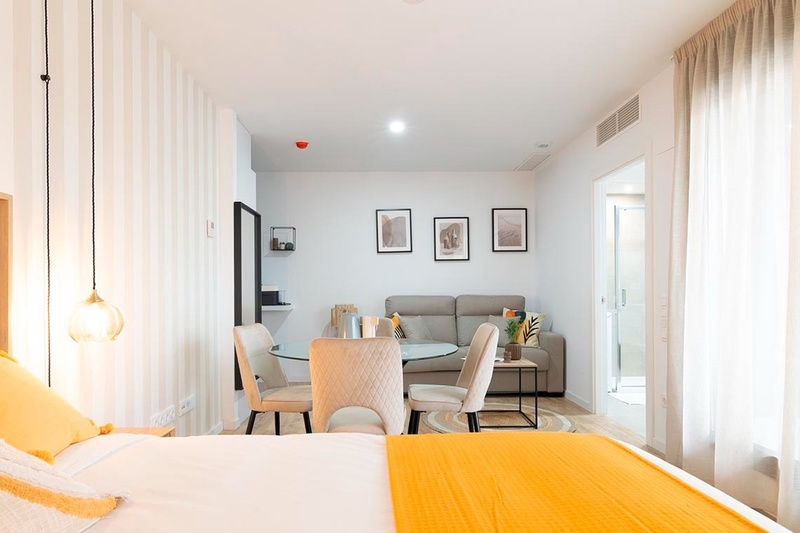 una habitación de hotel con dos camas y un sofá