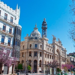 un gran edificio blanco con una torre en la parte superior
