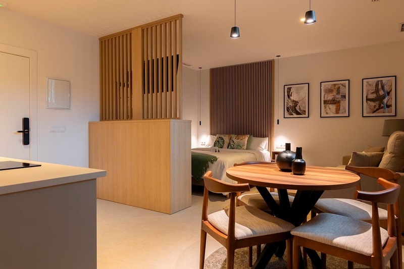 una cama con sábanas blancas y almohadas blancas