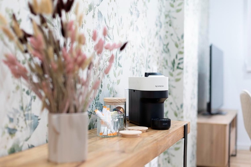 una cama con sábanas blancas y almohadas blancas