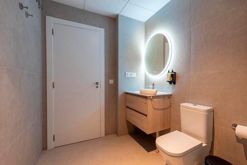 una cama con sábanas blancas y almohadas blancas