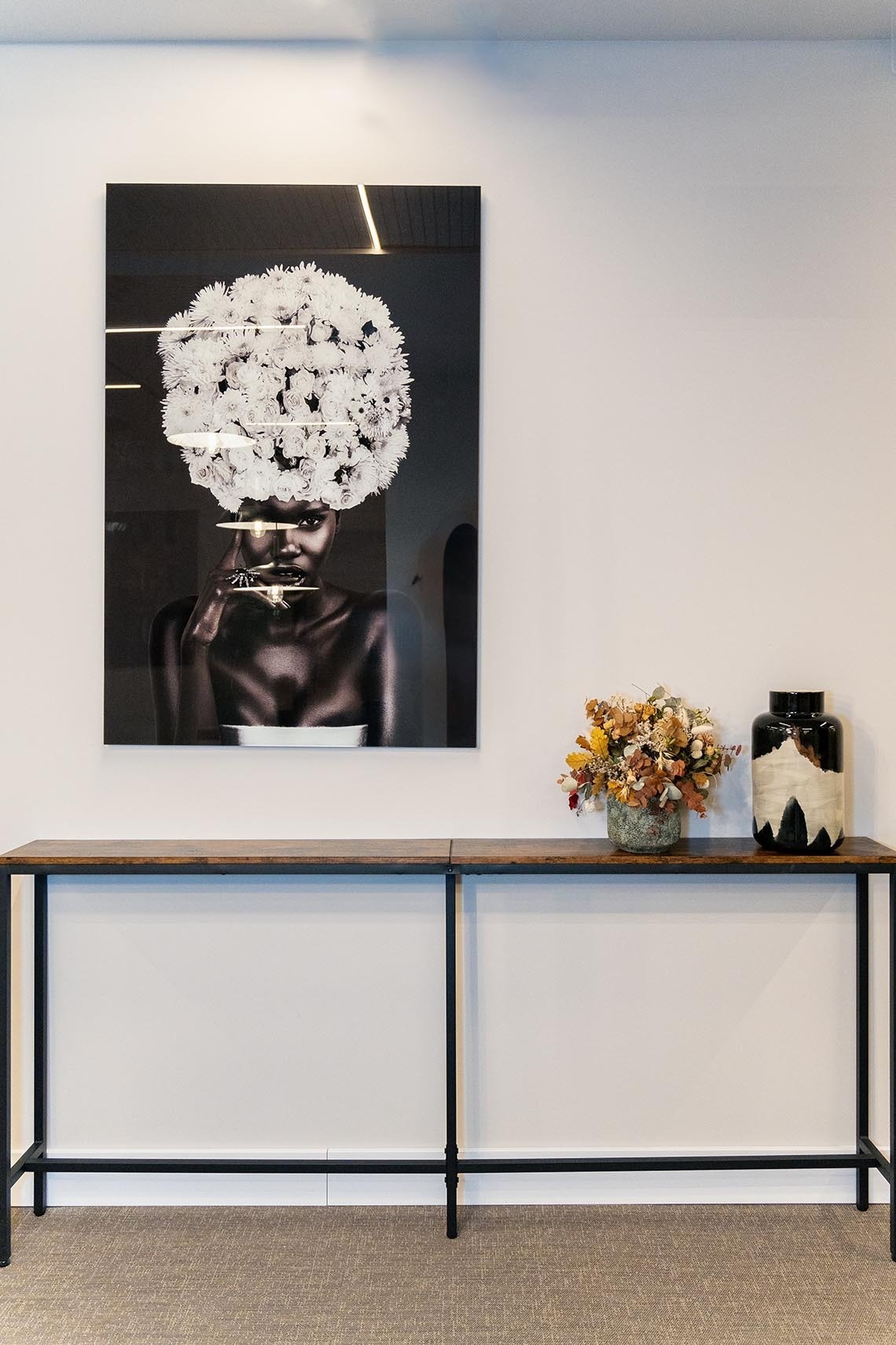 una pintura de una mujer con un jarrón de flores en la cabeza