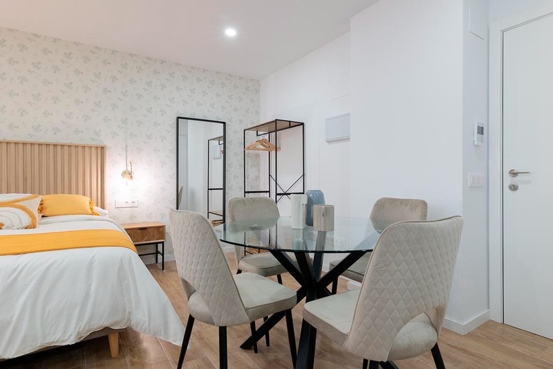 una cama con sábanas blancas y almohadas blancas