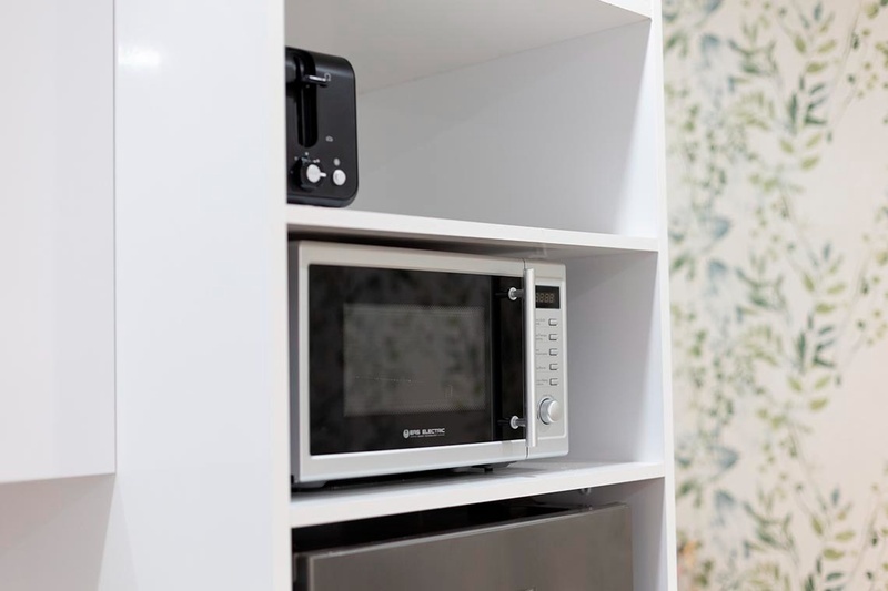 una cama con sábanas blancas y almohadas blancas