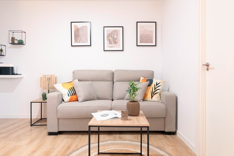 una habitación de hotel con dos camas y un sofá