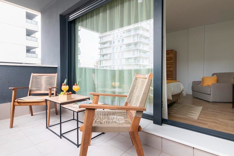 una cama con sábanas blancas y almohadas blancas