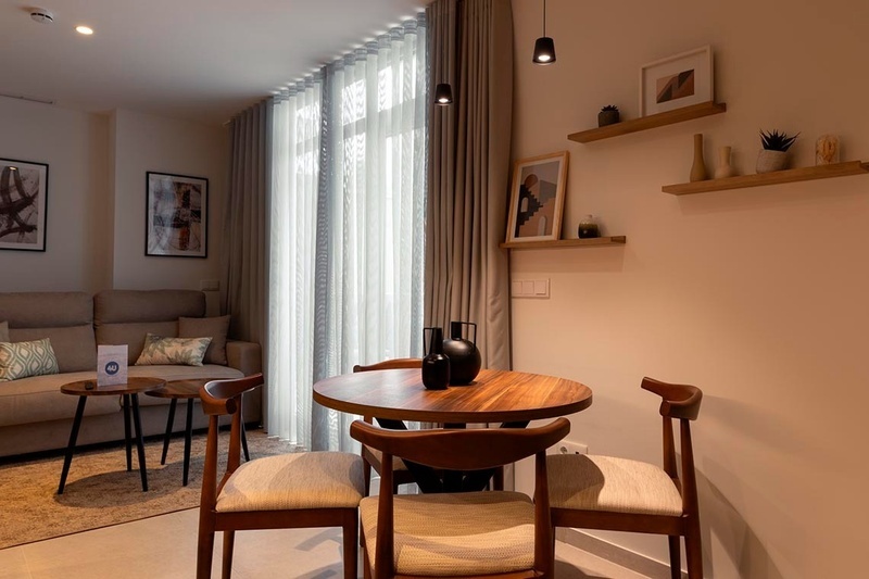 una cama con sábanas blancas y almohadas blancas