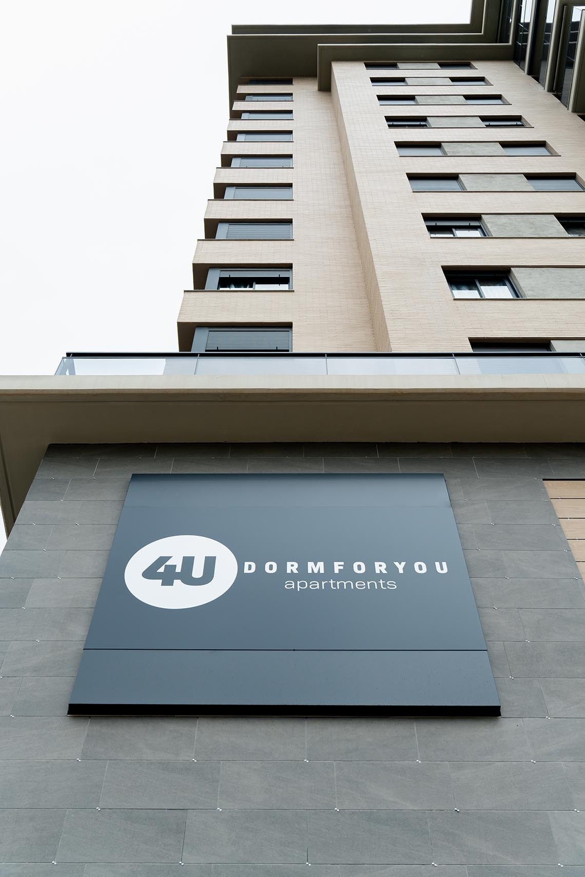 un edificio de apartamentos con la palabra dormforyou encima