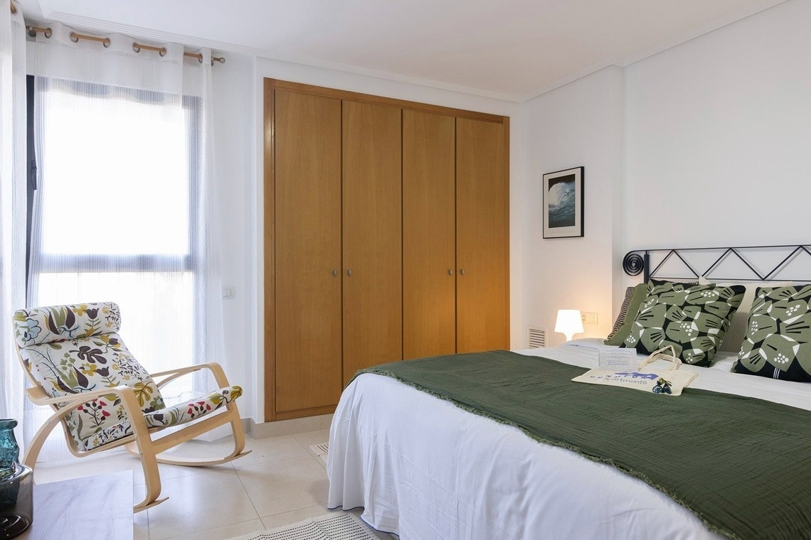 una habitación con un sofá y una mesa de comedor