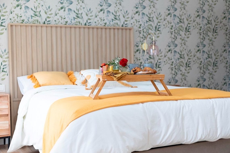 una cama con sábanas blancas y almohadas blancas