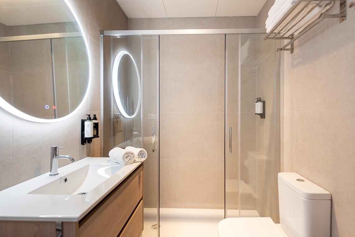 un cuarto de baño con un inodoro y un lavabo