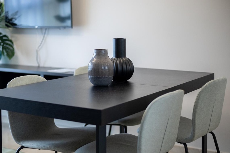 una cama con dos almohadas blancas y una cabecera de madera