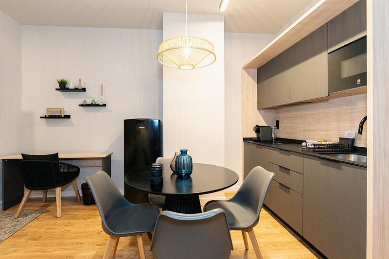 una habitación con una cama y un árbol en la pared