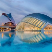 dos edificios modernos se reflejan en el agua