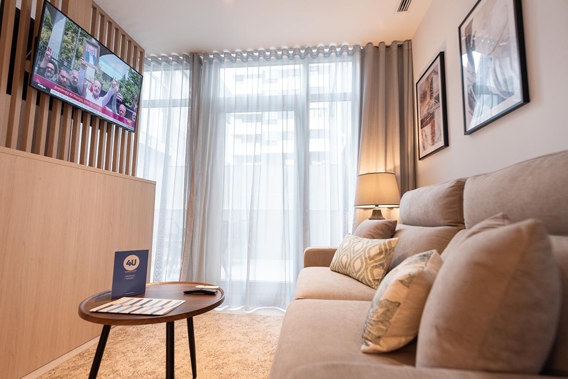 una sala de estar con un sofá y una televisión y una tarjeta que dice 40