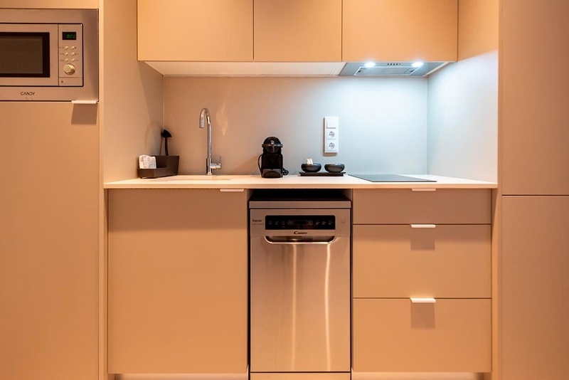 una cama con sábanas blancas y almohadas blancas