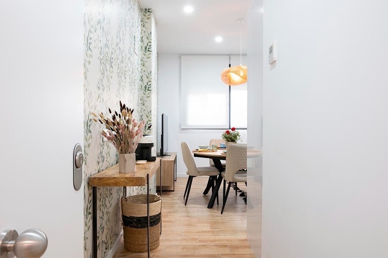 una cama con sábanas blancas y almohadas blancas