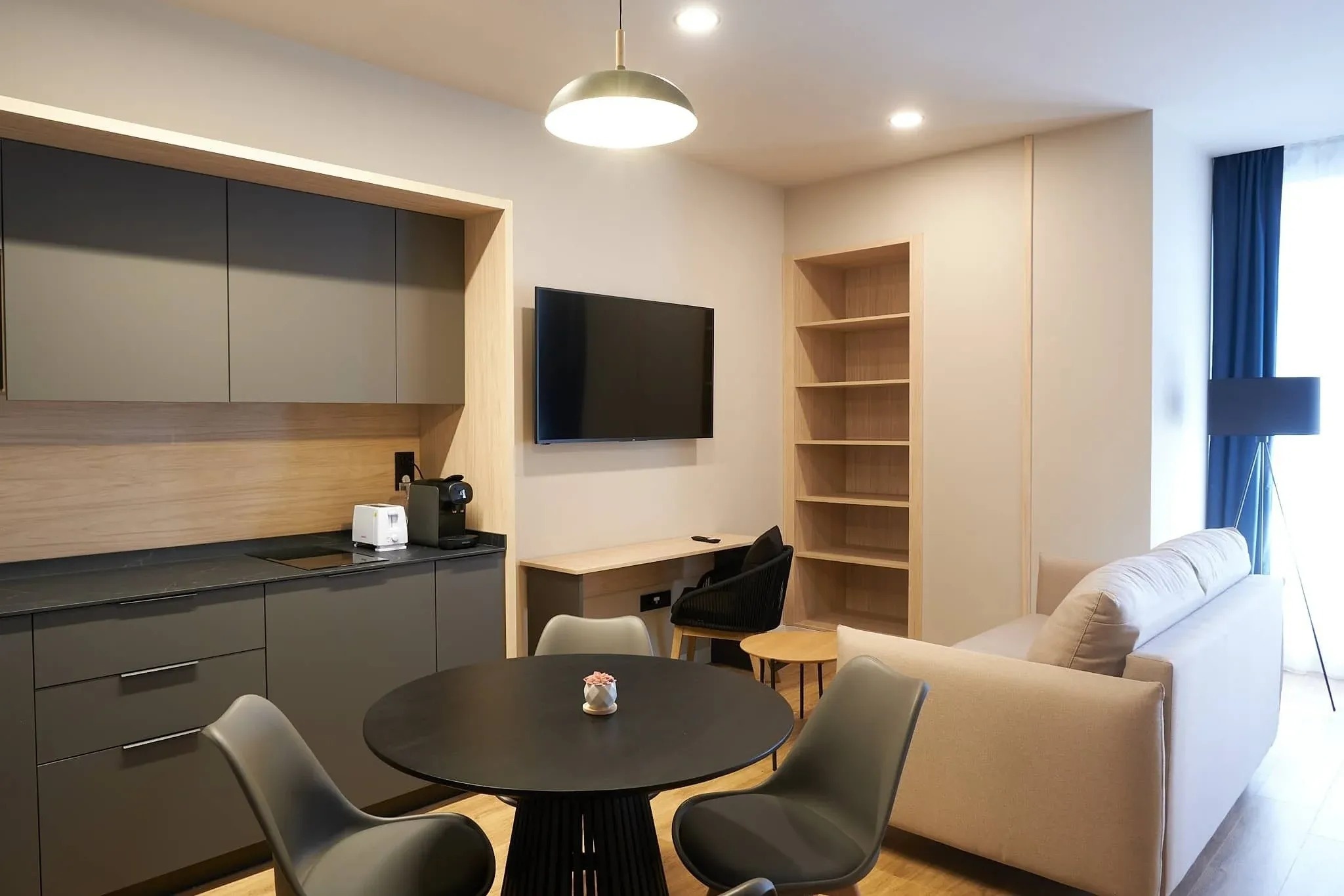 una cocina con una mesa y sillas y una televisión