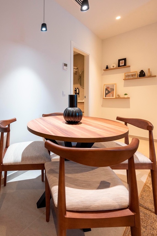 una cama con sábanas blancas y almohadas blancas