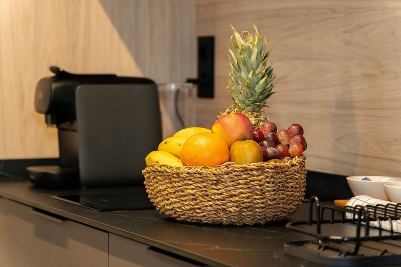 una habitación de hotel con dos camas y un sofá