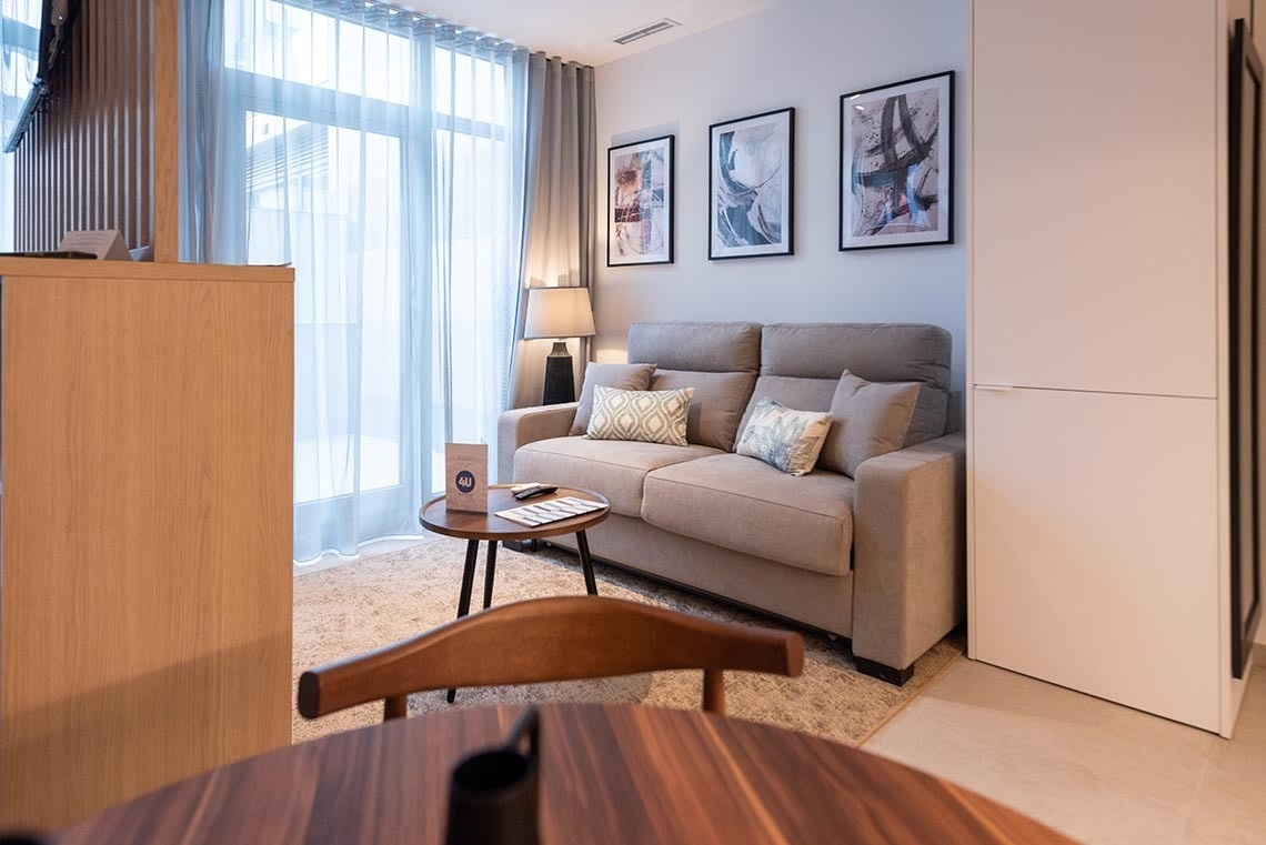 una sala de estar con un sofá y una mesa de madera