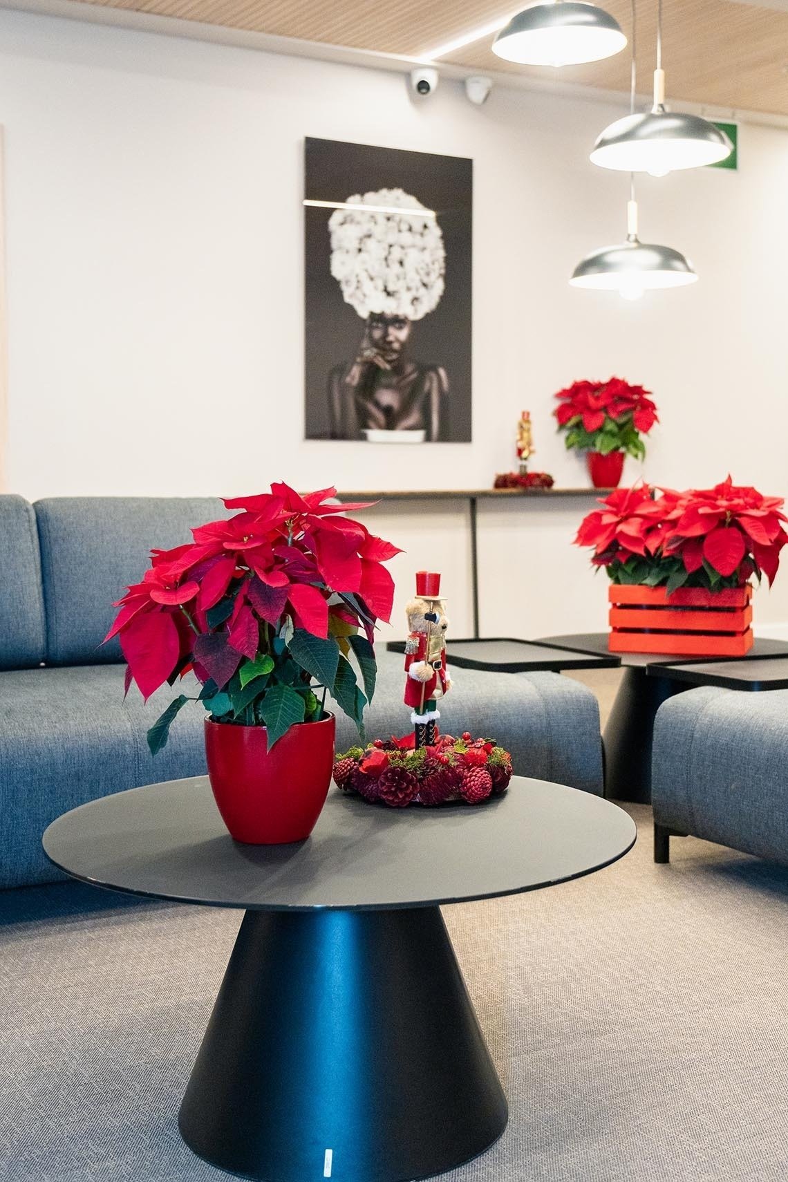 una habitación decorada para la navidad con flores rojas y un cascanueces