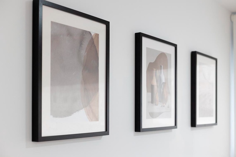 una cama con sábanas blancas y almohadas blancas