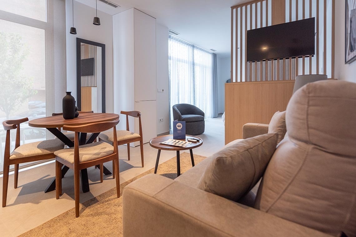 una sala de estar con un sofá y una mesa y sillas