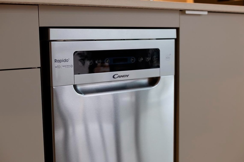 una cama con sábanas blancas y almohadas blancas