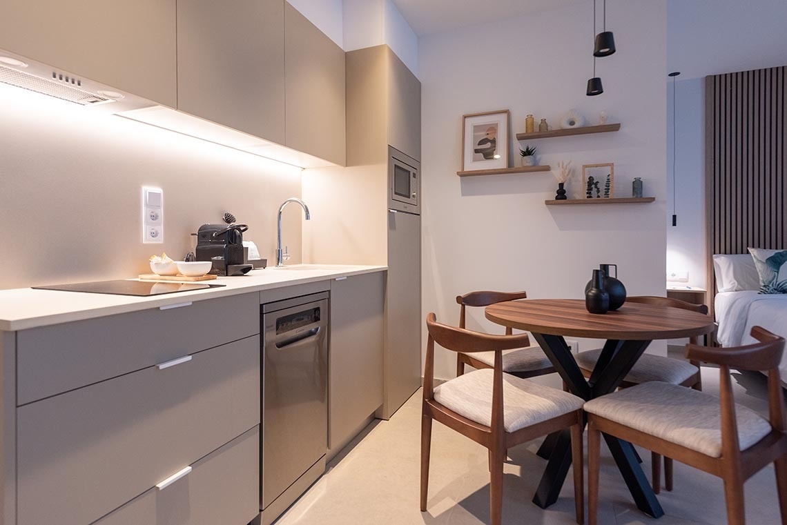 una pequeña cocina con una mesa y sillas