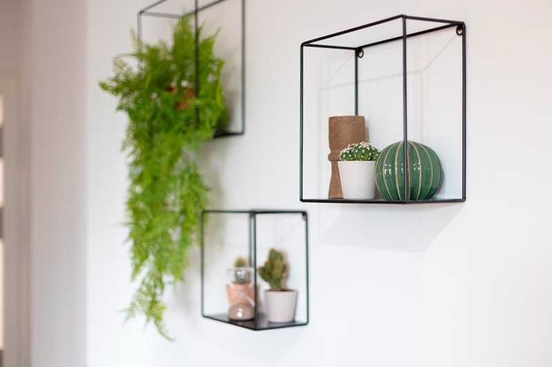 una habitación de hotel con dos camas y un sofá